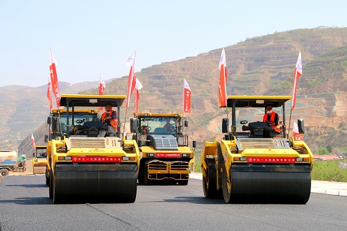 甘肅平天路面項(xiàng)目下面層試驗(yàn)段順利鋪筑完成 (2).jpg