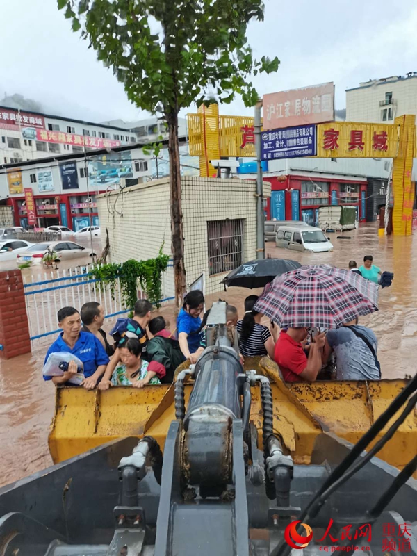 人民網(wǎng)報(bào)道：“我們是附近修路的央企，莫慌！”                                                                                                                                                                                             