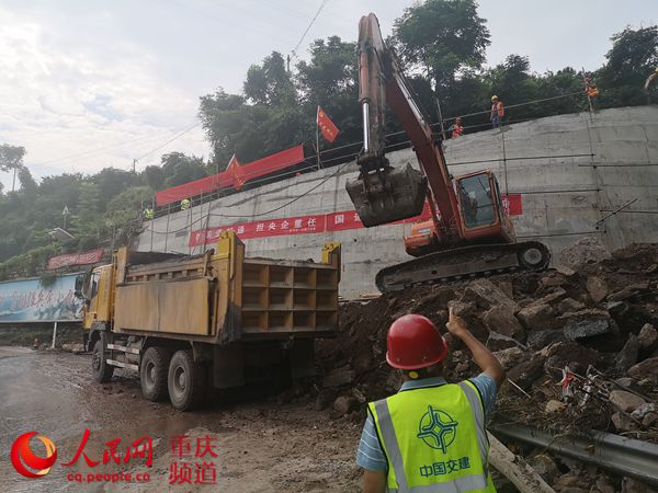 人民網(wǎng)報道；“路搶通啦，我們果農(nóng)高興慘了！”                                                                                                                                                                                             