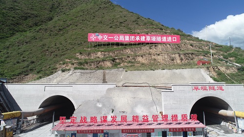 甘肅武九土建七標項目草埡隧道雙向掘進突破2000米大關(guān).jpg